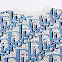 свитер с логотипом