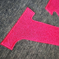 Свитшот с перевернутым розовым логотипом